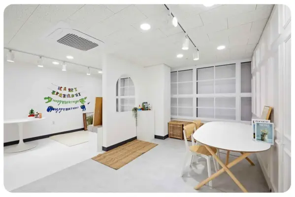 쇼핑몰 사무실인테리어 스튜디오 공간과 함께 회사의 이미지를 담은 디자인으로 완성